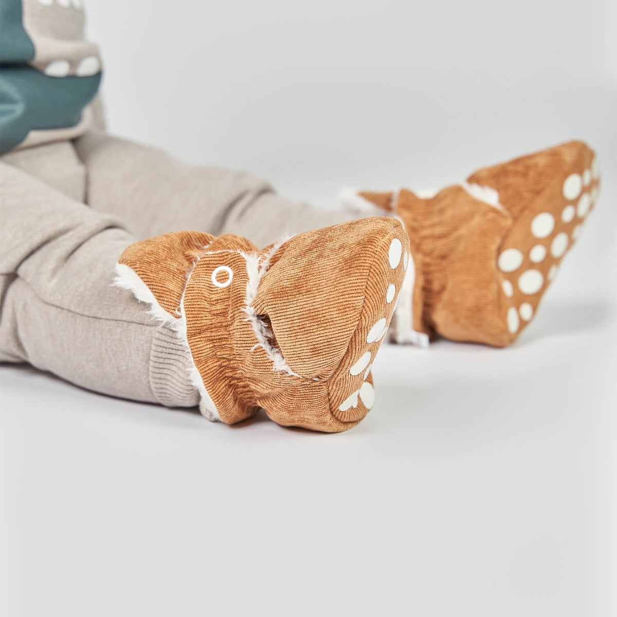 Gabuchas de corduroy y peluche color camel siendo usadas por un bebé