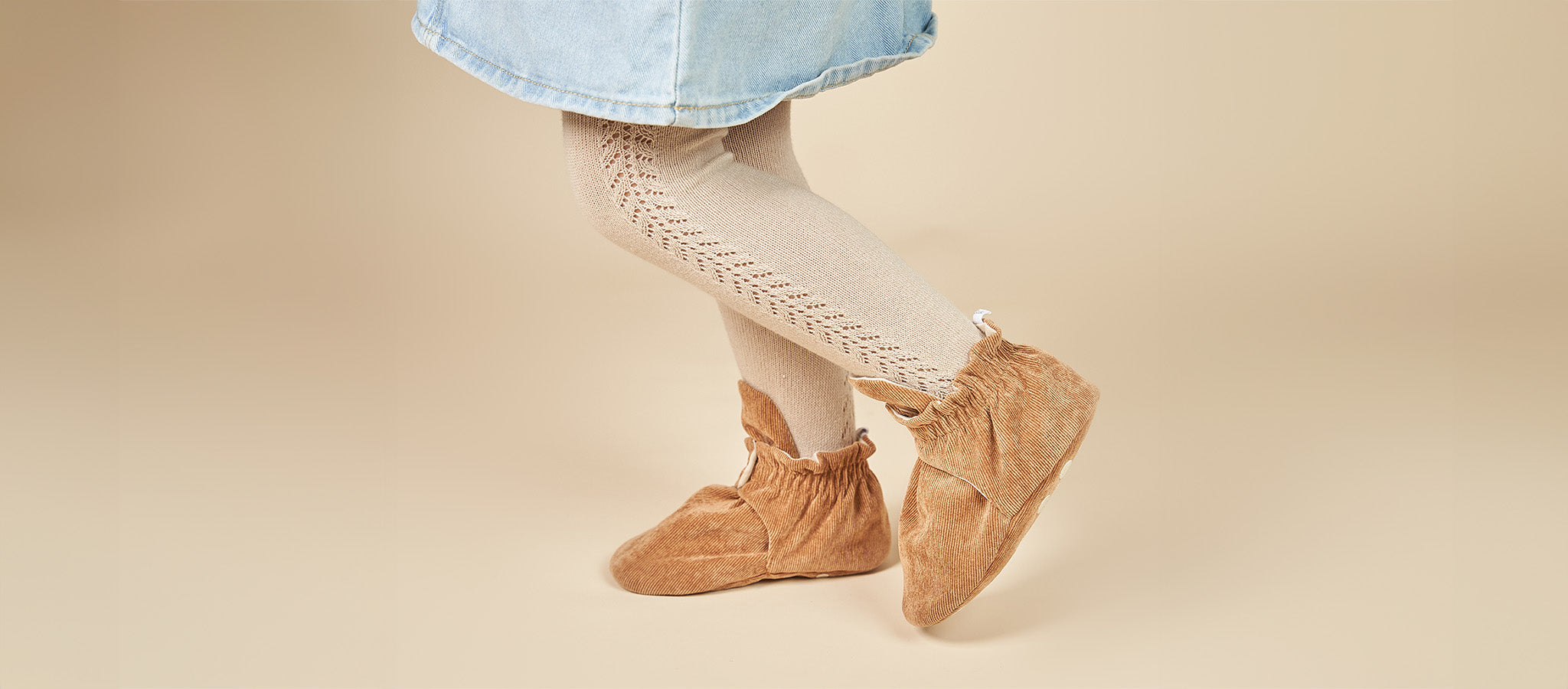 Gabuchas de corduroy color camel siendo usadas por una niña
